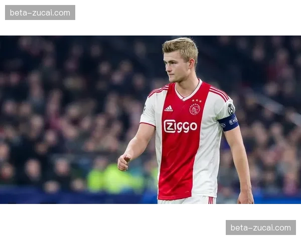 荷兰德里赫特正面防守稳健：拜仁铁卫上抢果断，威慑日本小快灵前锋